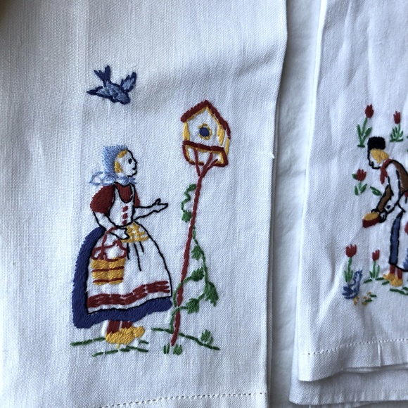 VINTAGE “Feeding the Birds” Set/2 Fingertip Towels, Linen, Red/Blue/Yellow - Picture 6 of 9